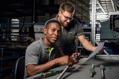 Bachelor-/Masterthesis Entwicklung einer effizienten und ergonomischen Arbeitsplatzstation<br>zur Beschichtung von Profilschienenenden